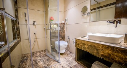 Best Western Kapurthala Room Type - 1 King Bed, Non-Smoking, Deluxe Room, Wi-Fi, Coffee Maker, Safe, Mini Bar, Full Breakfast