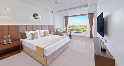 Empire By Zuper Bhopal Room Type - Magnolia Pool View Room