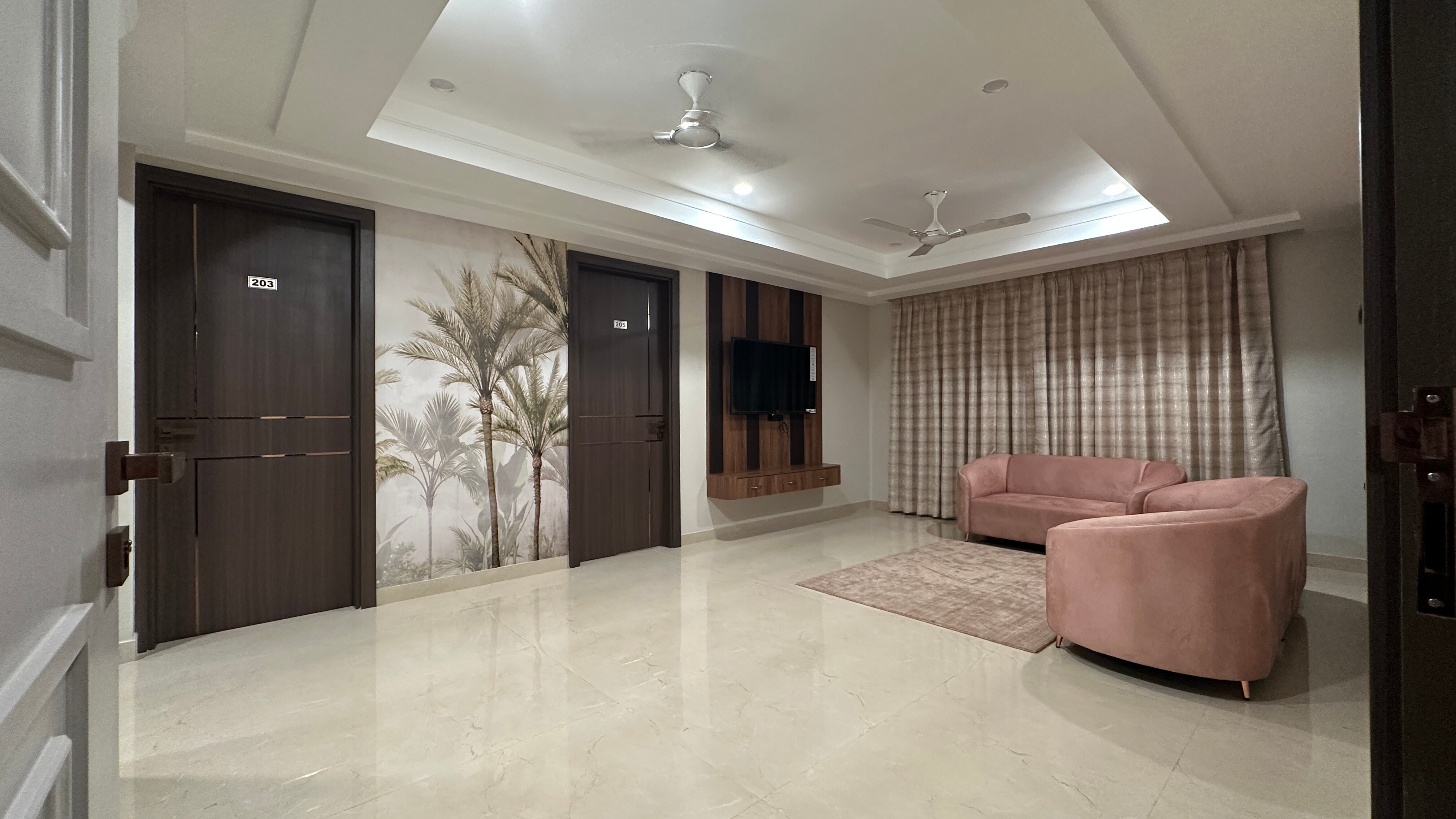 Sanguine - Tap to explore photos