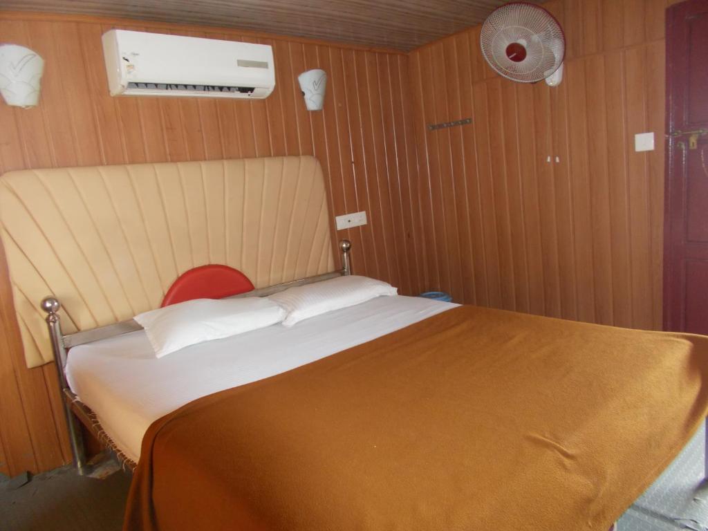 Swathithirunal Houseboat - Tap to explore photos