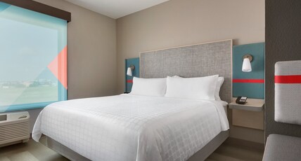 avid hotels OKLAHOMA CITY - YUKON Room Type - 1 King Bed Standard Mobil Accessible Tub