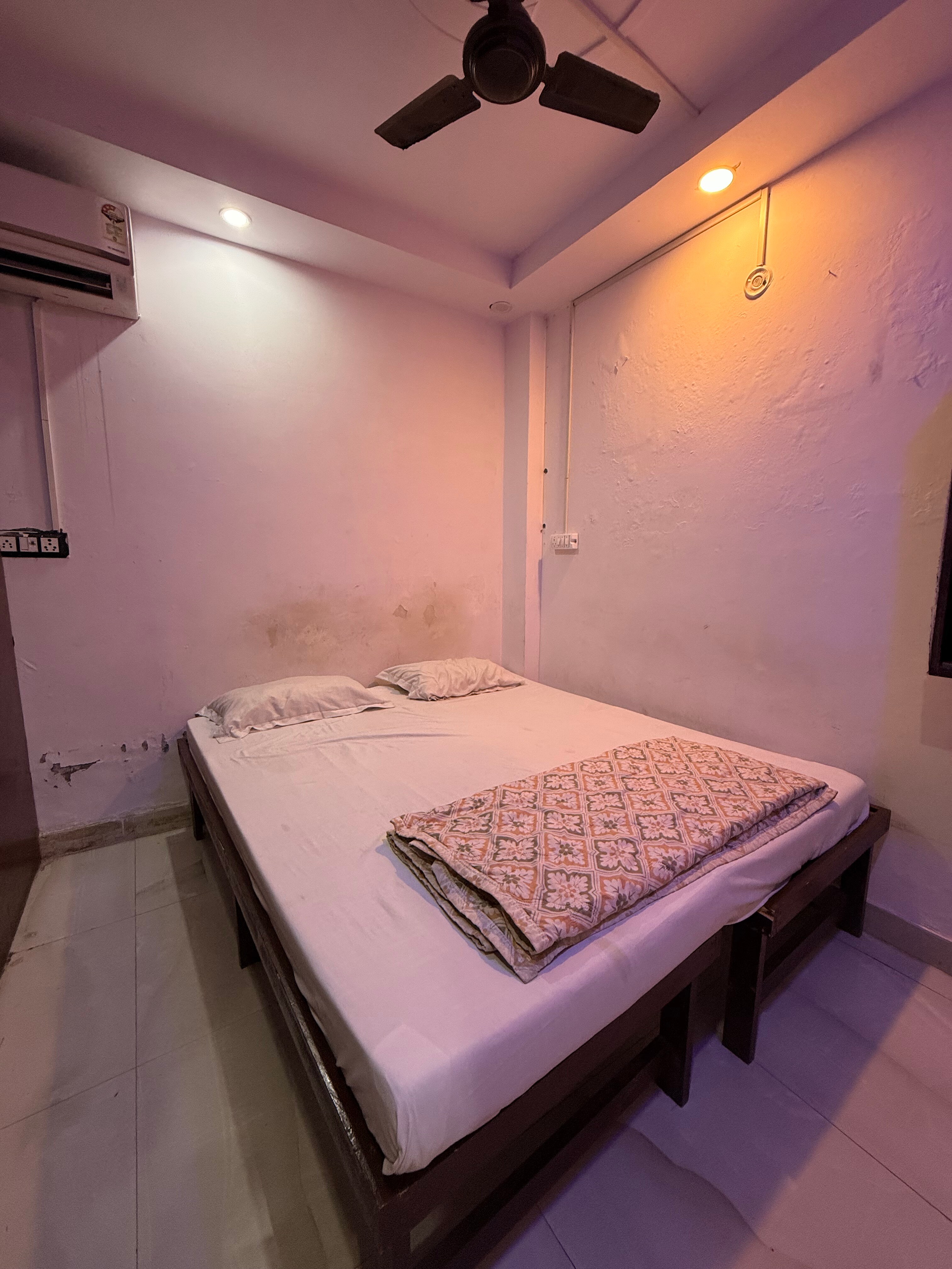 Cozy Inn Hostel Delhi - Tap to explore photos