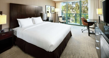 DoubleTree by Hilton San Diego - Hotel Circle Room Type - 1 KING BED CITY VIEW