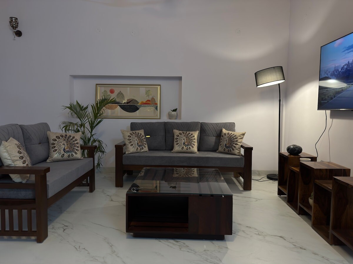 Kanak Niwas Earth Toned Cozy 3BHK - Tap to explore photos