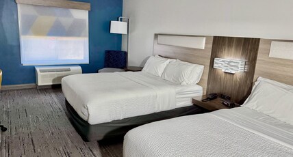 Holiday Inn Express Topeka North Room Type - 2 Queen Beds Standard Mobil Access Tub