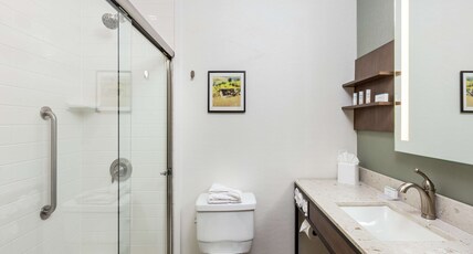 Hilton Garden Inn Davis, CA Room Type - 1 KG LRG BALCONY W SEATING