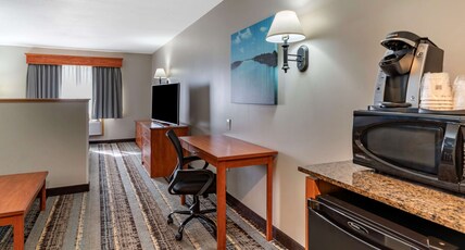 Best Western Newberg Inn Room Type - 1 King Bed, Non-Smoking, Soaker Tub, Microwave And Refrigerator, Wi-Fi, Full Breakfast
