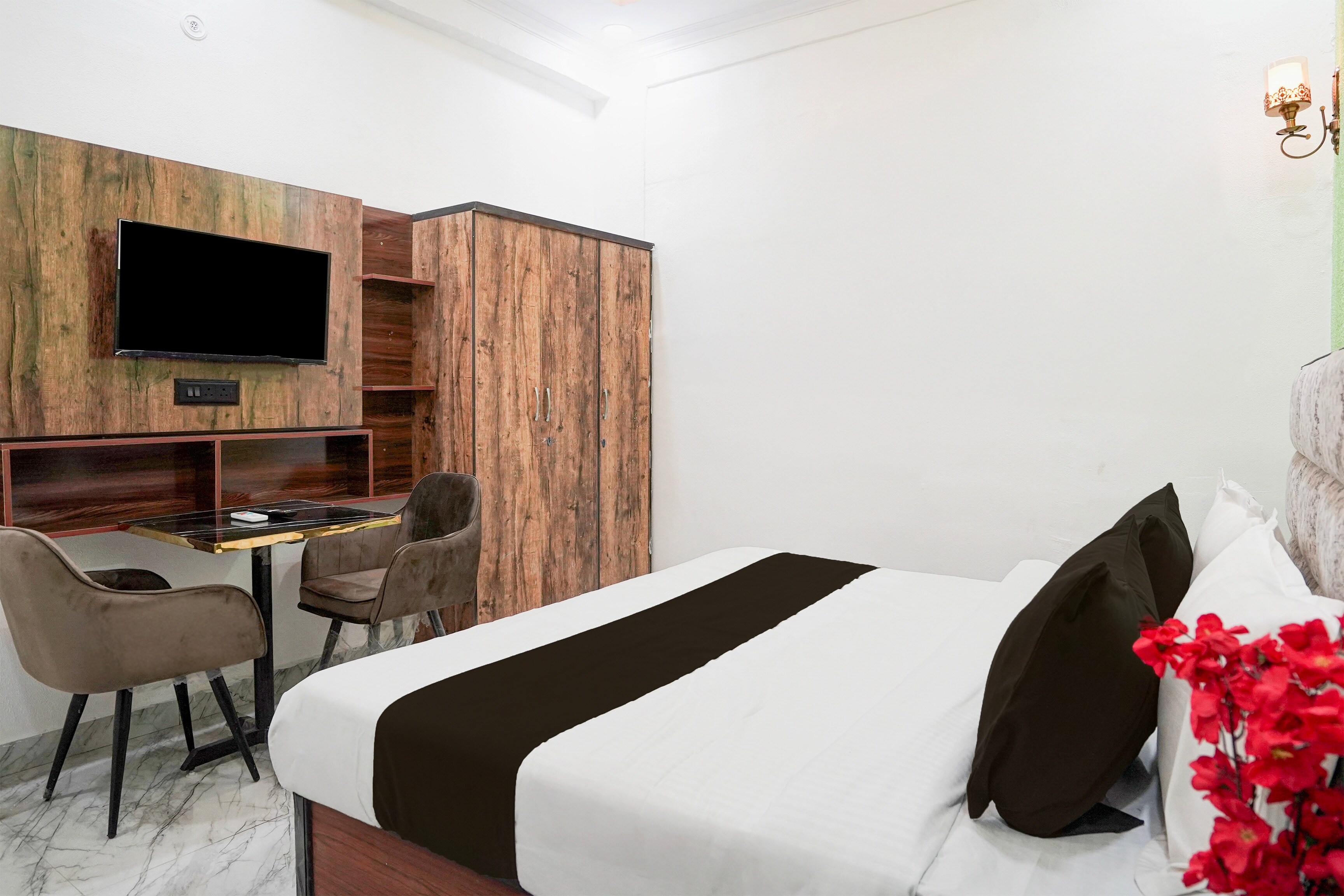 Collection O Shandilya Grand Residency - Tap to explore photos