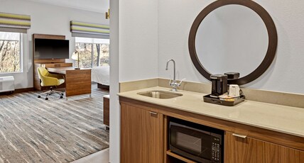 Hampton Inn & Suites by Hilton Cincinnati West Room Type - 2QN STDO MIC FRIDG WTBR