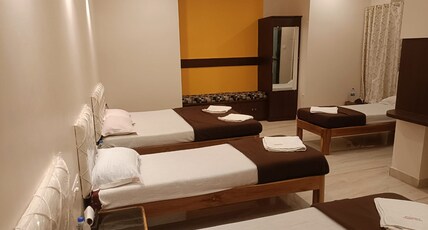 Hotel Deepak Executive Room Type - 6 Bed AC Room