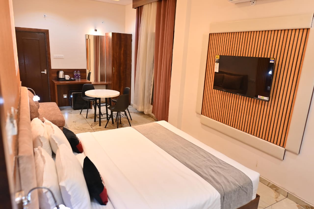 The Apple Tree Hotel - Tap to explore photos