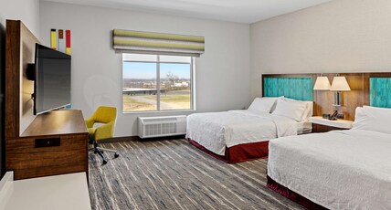 Hampton Inn & Suites by Hilton Cincinnati West Room Type - 2 QNS MICROWV FRIDGE