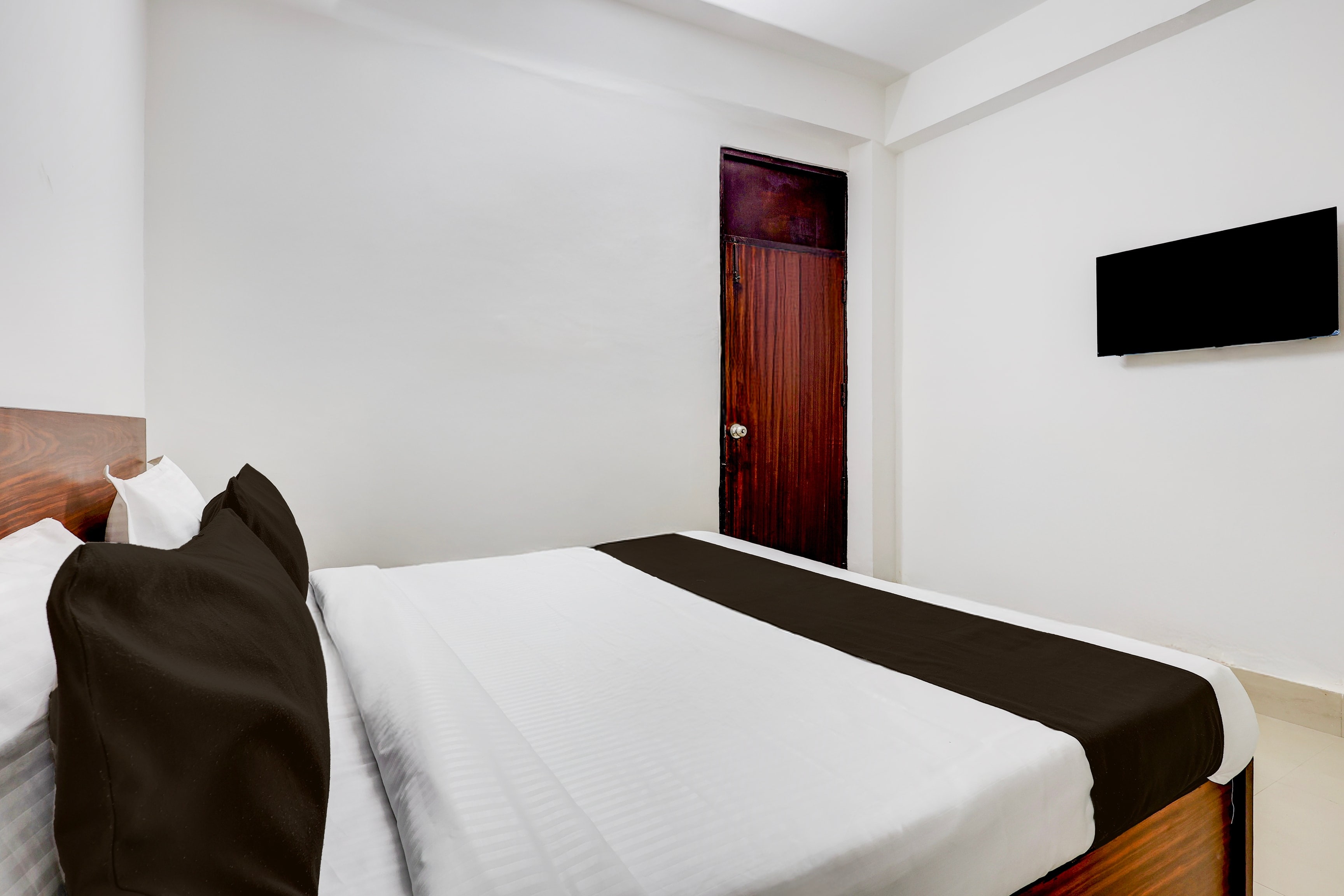 Super Hotel O Sector 4 Manraj Complex Gurugram - Tap to explore photos