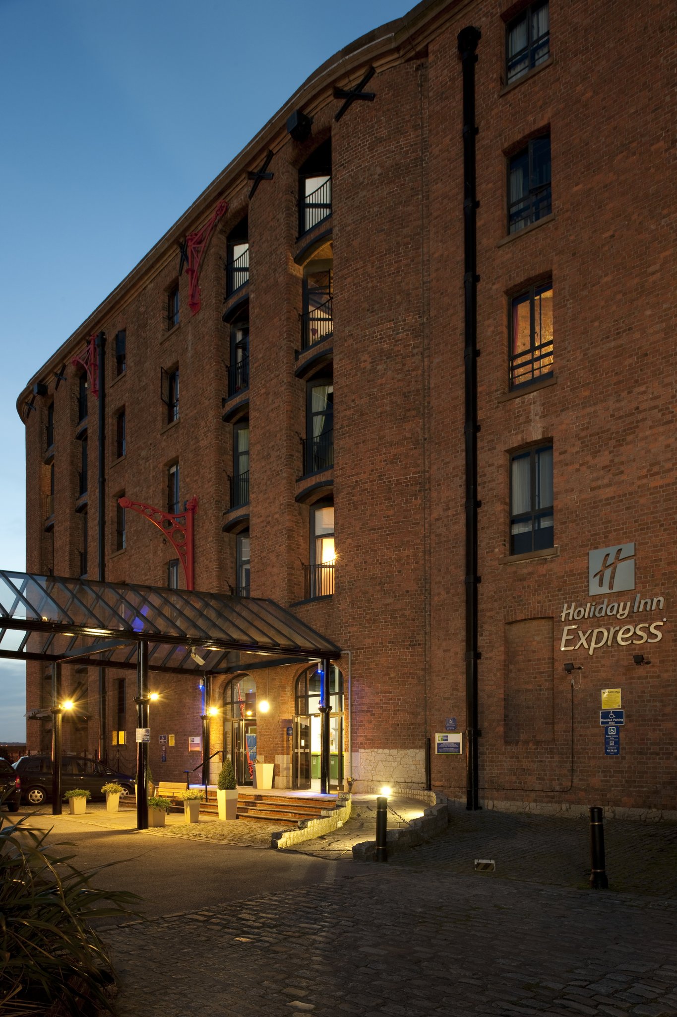 Holiday Inn Express Albert Dock - Tap to explore photos
