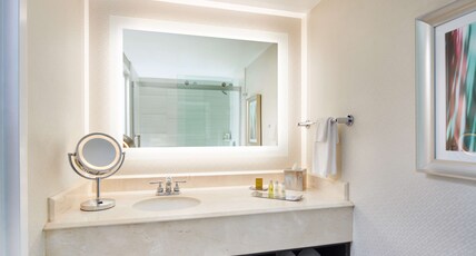 DoubleTree by Hilton Irvine - Spectrum Room Type - 1 KING DELUXE HIGH FLOOR