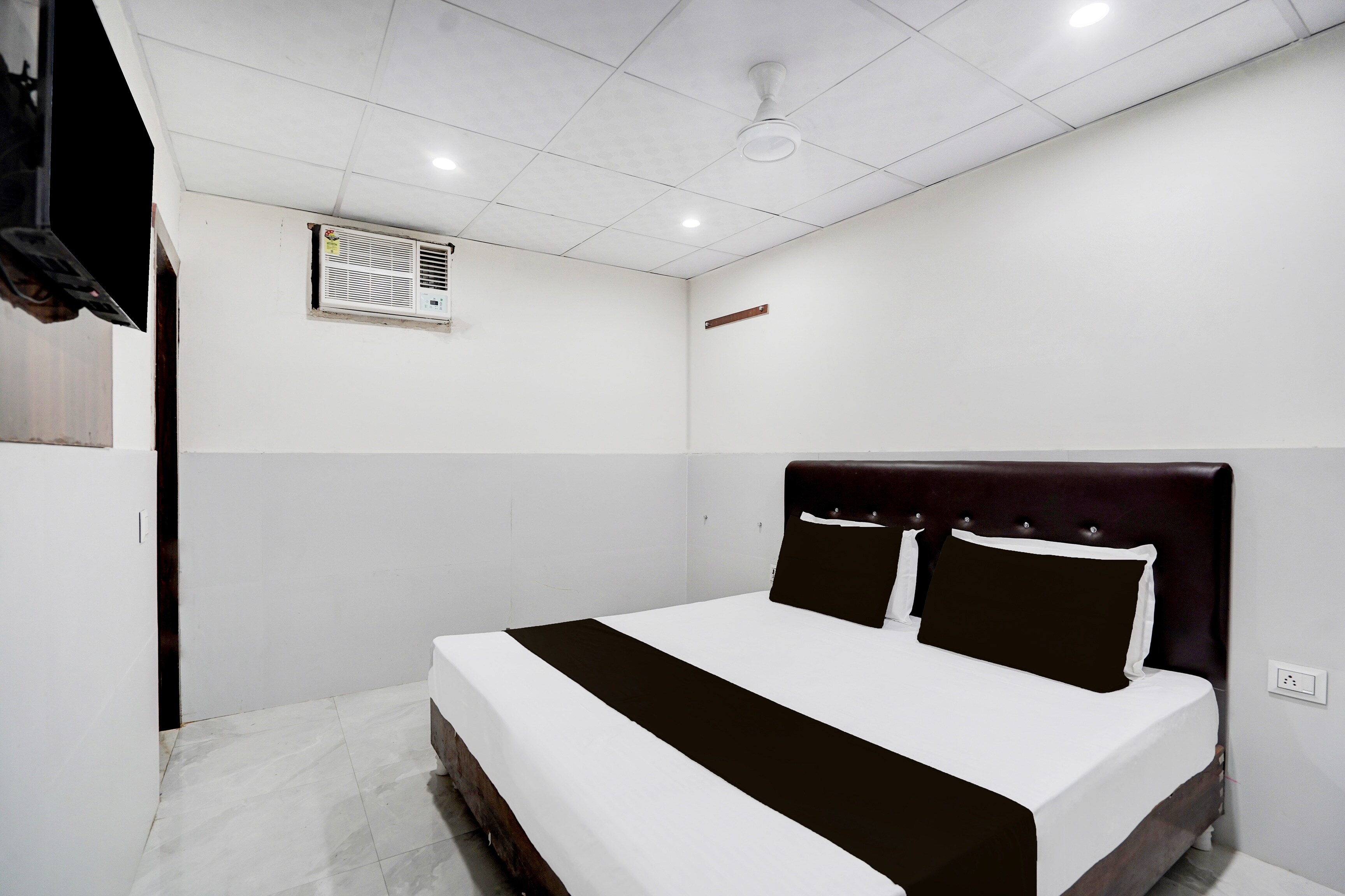 Spot ON Royal Haweli Guest House - Tap to explore photos