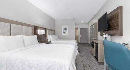 Holiday Inn Express & Suites GRANBURY Room Type - 2 Queen Standard Mobility Accessible Tub