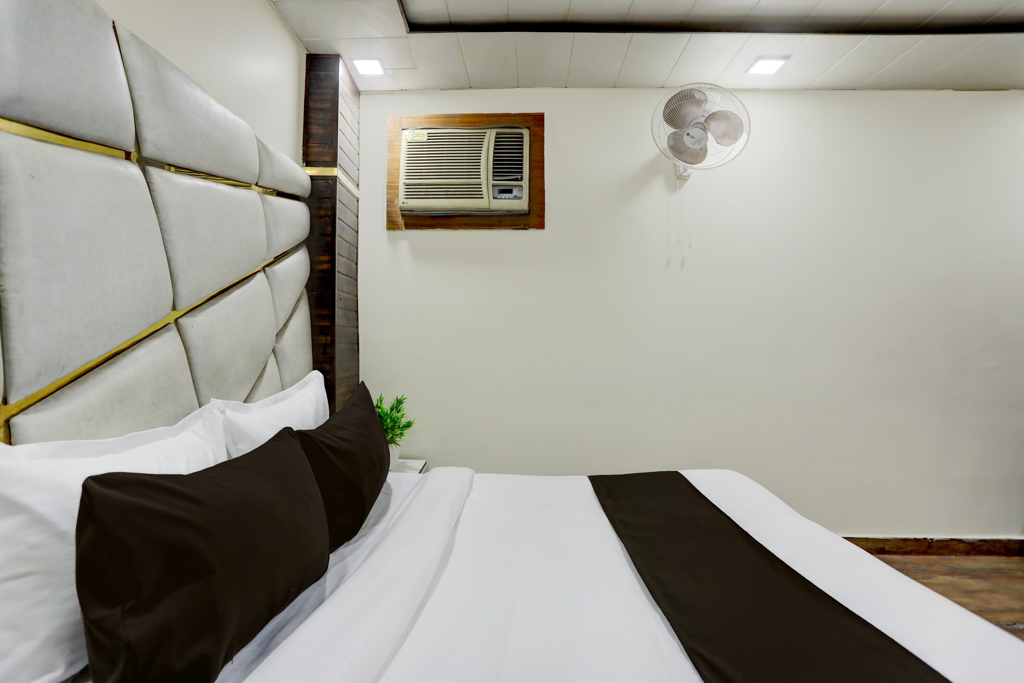 HOTEL O SHIPRAJ INN - Tap to explore photos