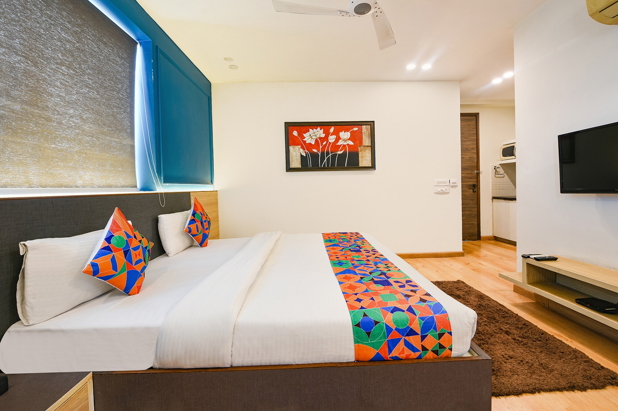 FabHotel Micasa - Nr. Leisure Valley Park, Iffco Chowk - Tap to explore photos