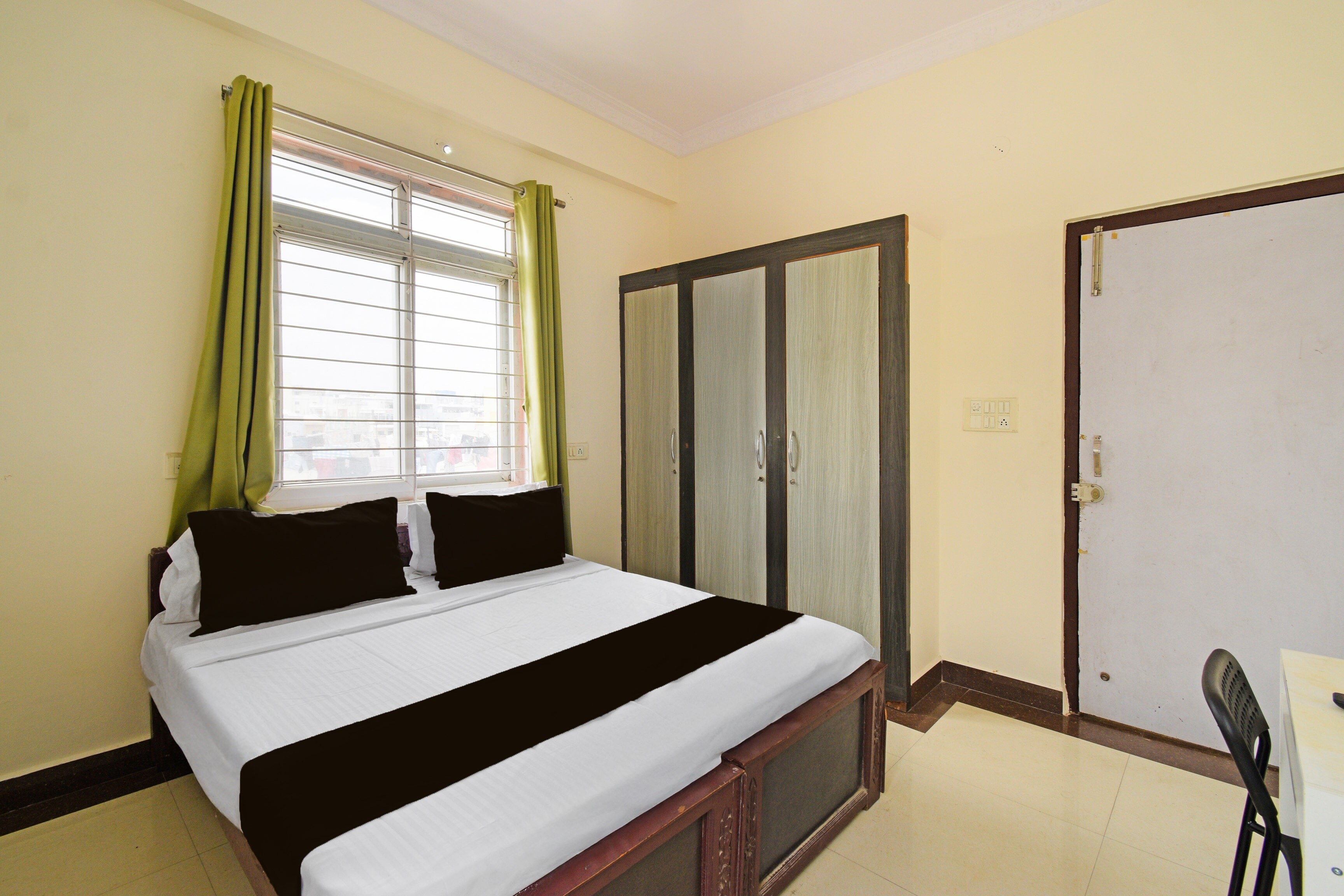 Super Hotel O DLF Road Hyderabad Formerly Sunidh - Tap to explore photos