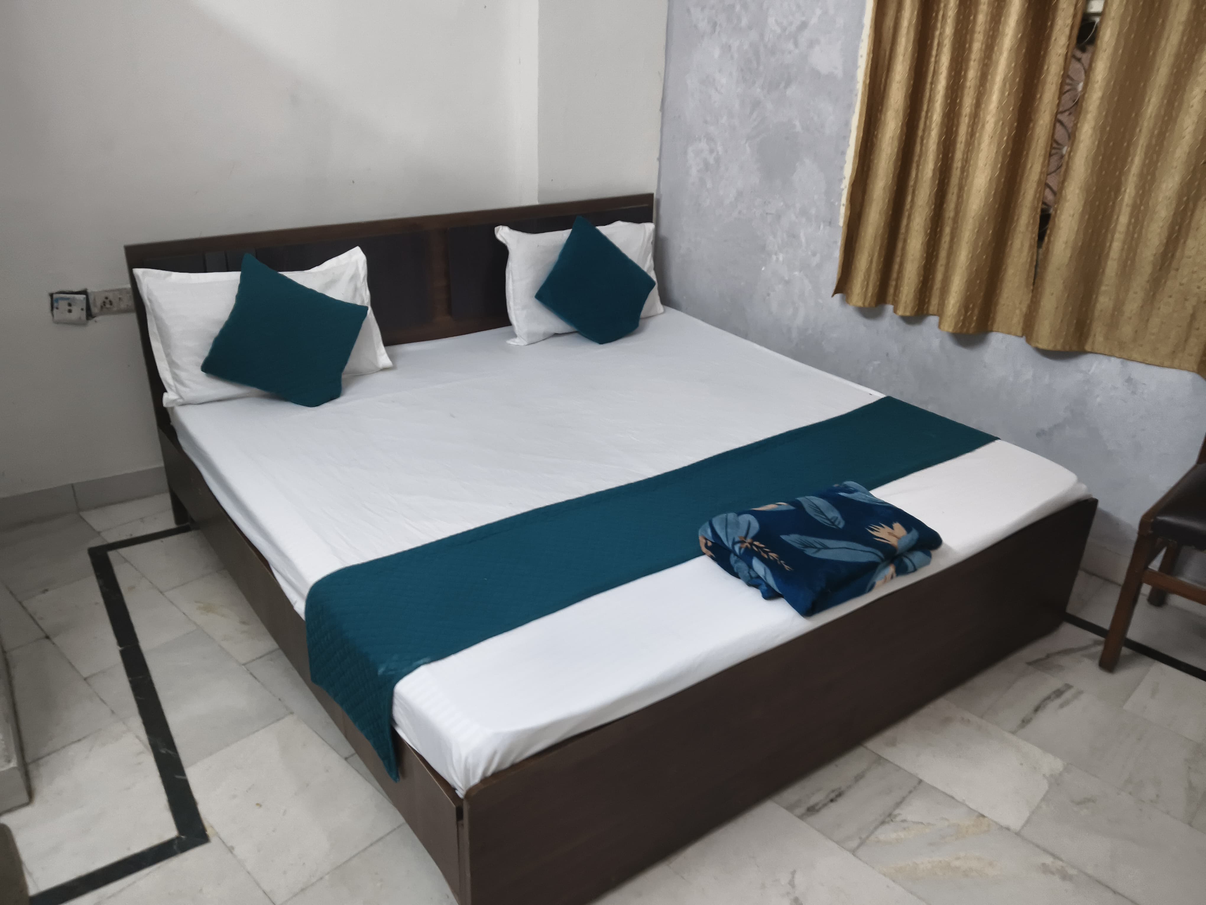 RK HOTEL ROOMS - Tap to explore photos
