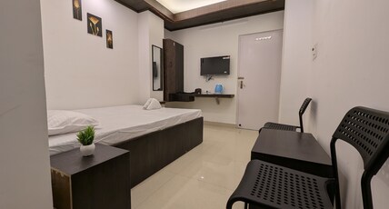 Ridge View Homestay Room Type - Room with Queen Bed (Air Conditioned)