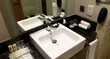 Holiday Inn Cikarang Jababeka Room Type - 2 Twin Standard Pool View