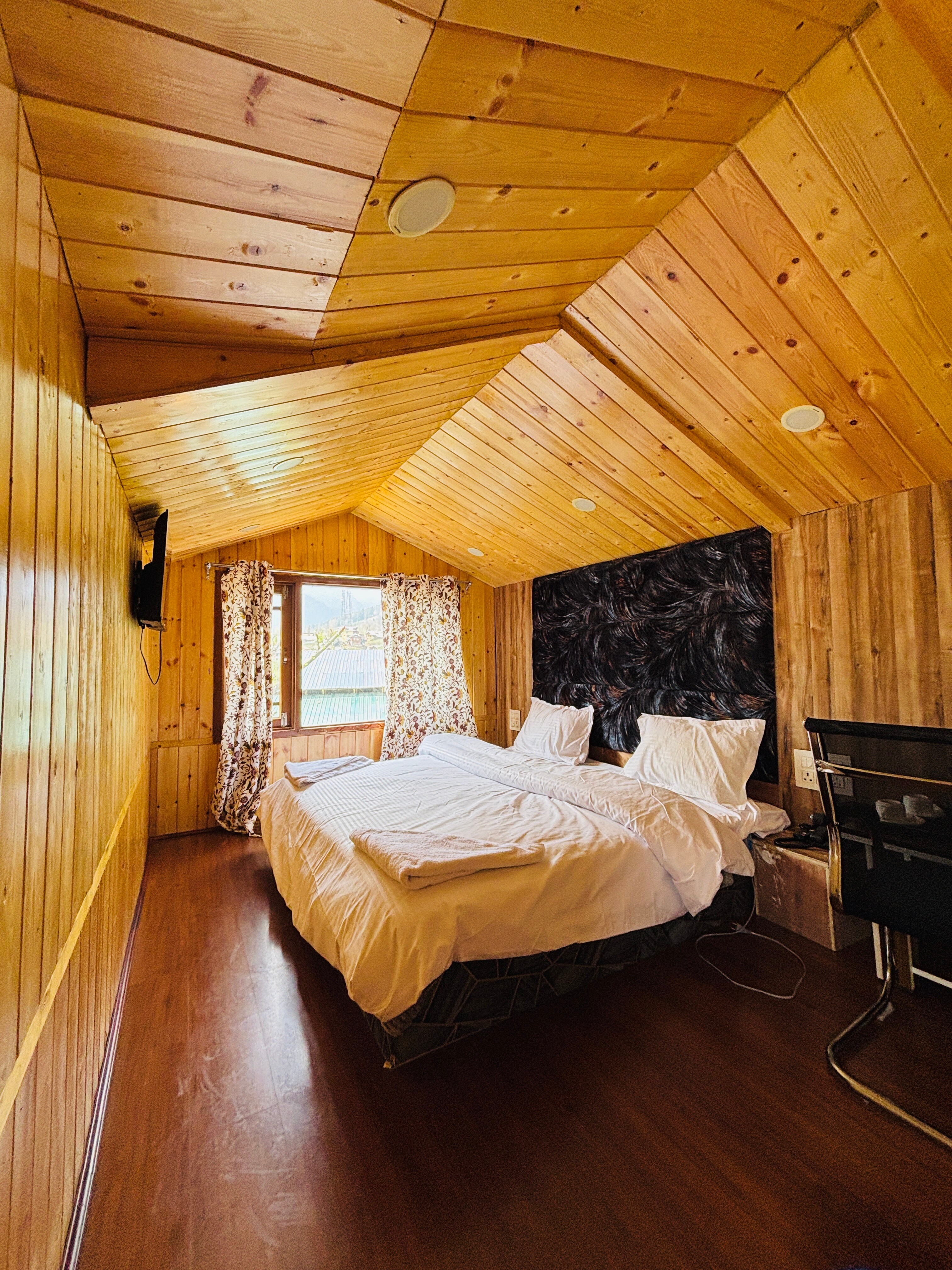 The Posh Pahalgam (Managed By MeeAab Multi Services) - Tap to explore photos