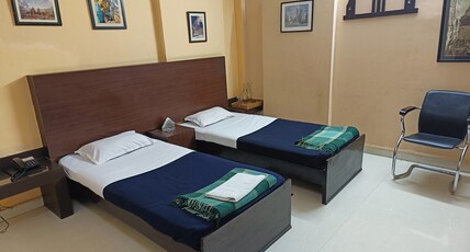 MAPLE LEAF HOTEL Room Type - Standard (Twin Beds)