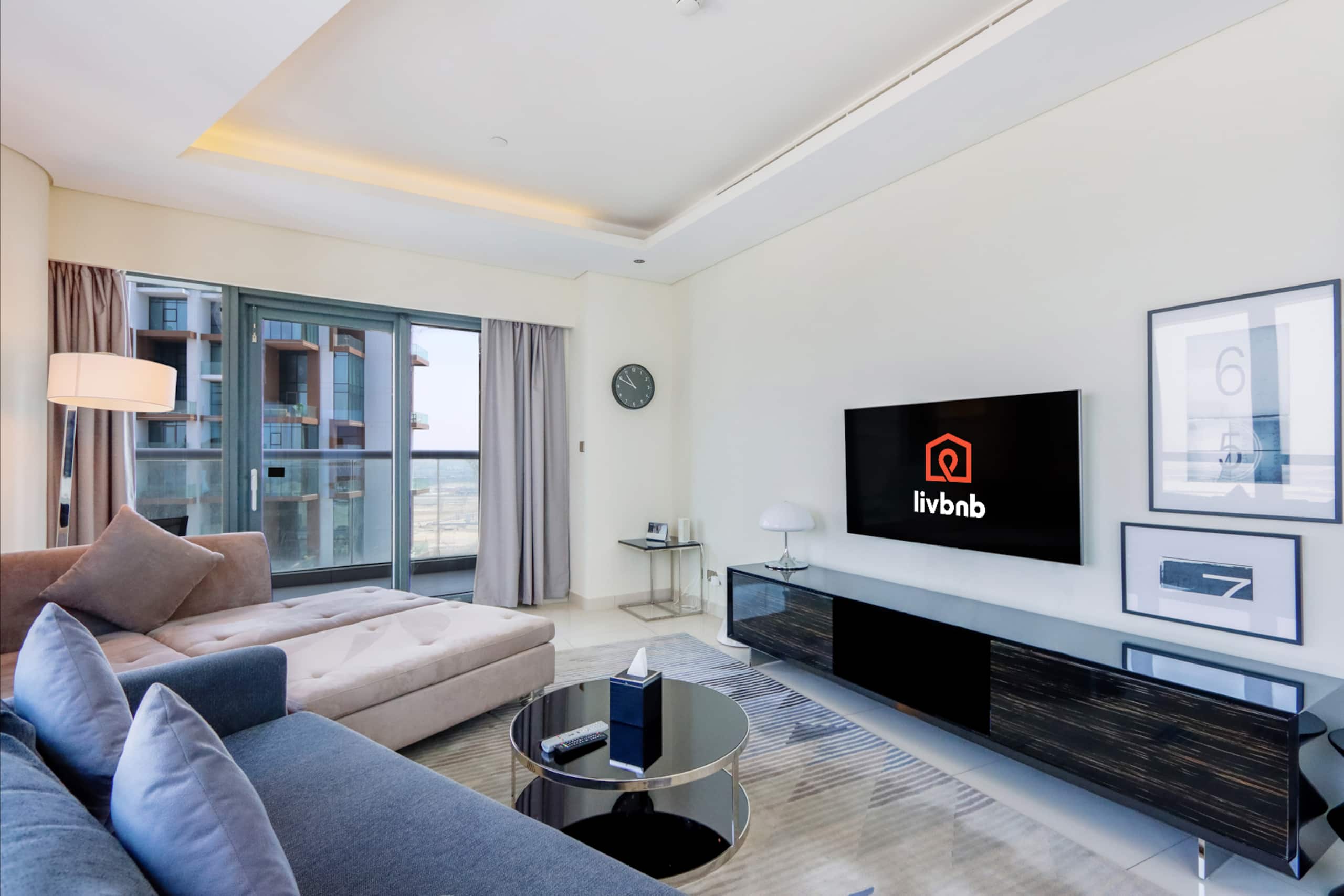 ELIVAAS Curated Stylish 2BR Paramount Apt Near Downtown - Tap to explore photos