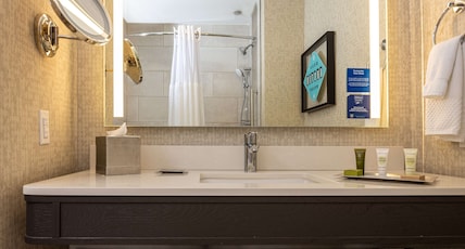 Hilton Austin Airport Room Type - 1 KING ACC W  BATHTUB