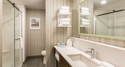 Hampton Inn & Suites Beauport Room Type - 1KNG STE MIC FRIDG WTBR NS