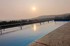 Couple Friendly suite 305 1BHK with Infinity Pool