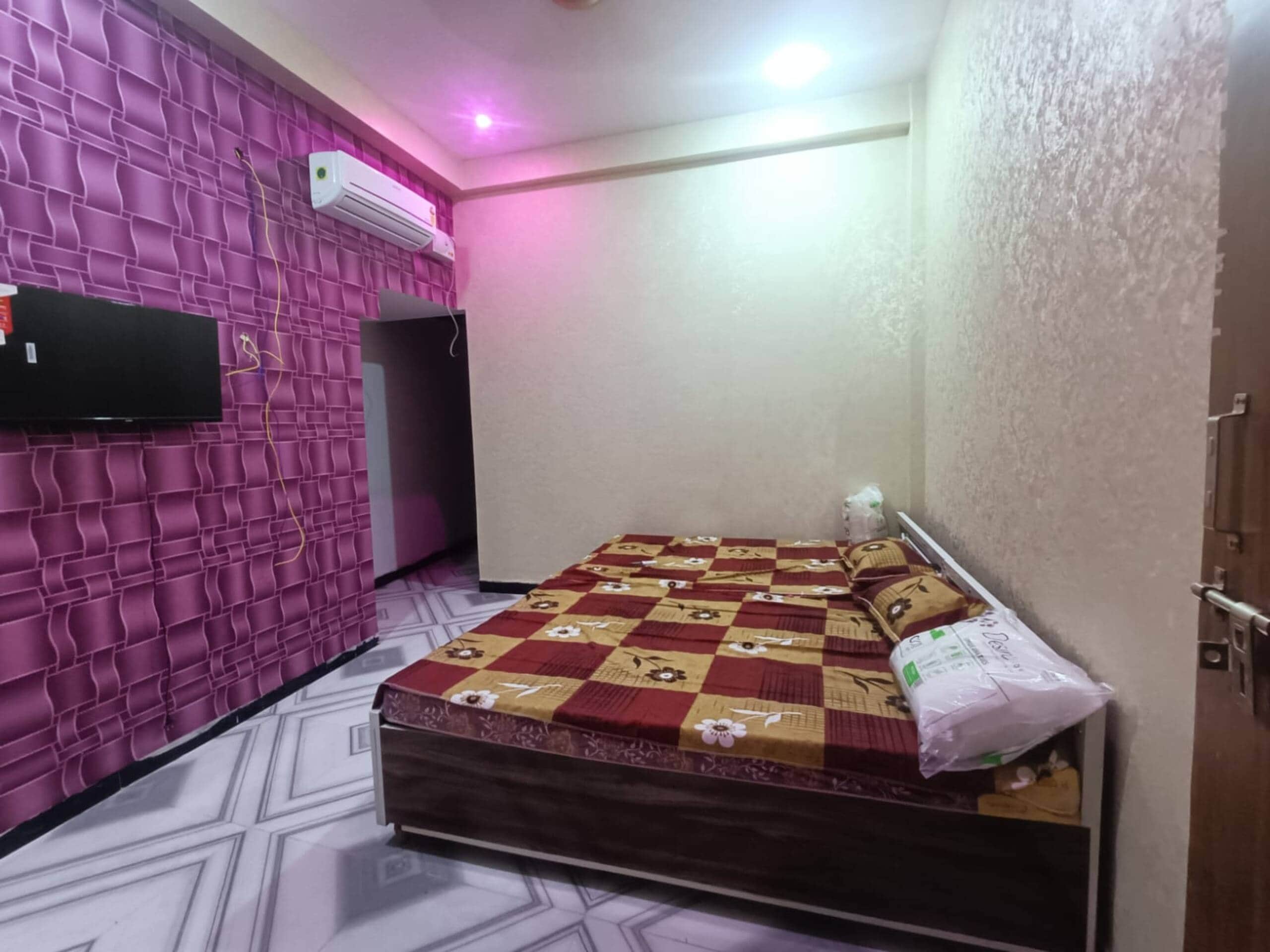RAJ HOME AC Room with Attached Bathroom 2 4 Guests - Tap to explore photos