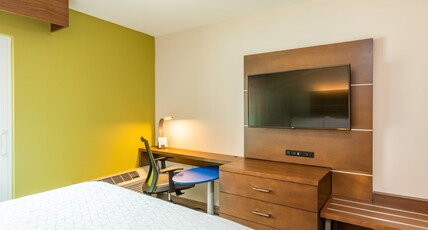 Holiday Inn Express Hotel & Suites Bradenton West Room Type - 1 King Suite
