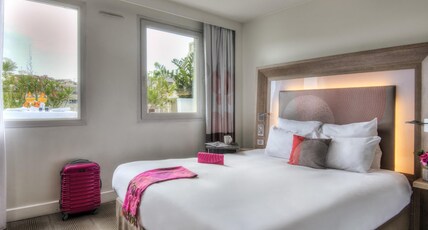 NOVOTEL MARSEILLE CENTRE PRADO Room Type - Suite with terrace, double bed and couch
