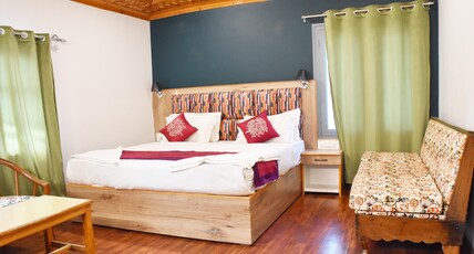 Hotel Nishat View Room Type - Deluxe Room with AC Hot + Cold