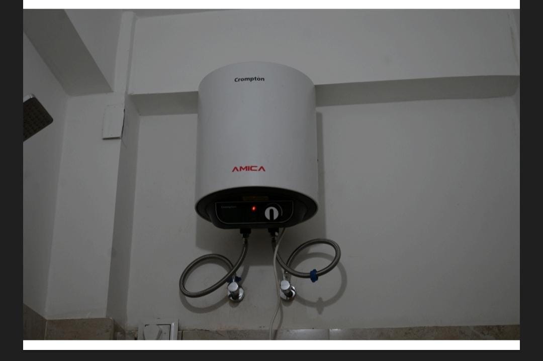 Hotel Crown - Tap to explore photos