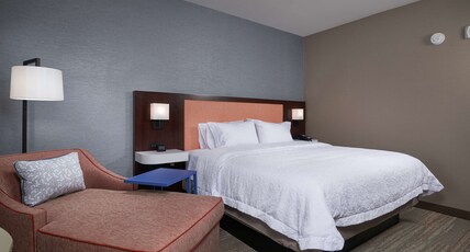 Hampton Inn by Hilton Burley Room Type - 1 KNG ACC TUB WATER VIEW