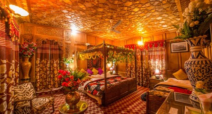Swan Group Of Houseboats Room Type - Maharaja Honeymoon Suite Swan Group Of Houseboats Room Type - Maharaja Honeymoon Suite