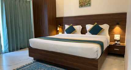 Hotel 7 Heaven Room Type - Deluxe Room with Working Desk