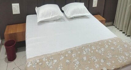 HOTEL VICTOR Room Type - Deluxe Room with No View King Bed