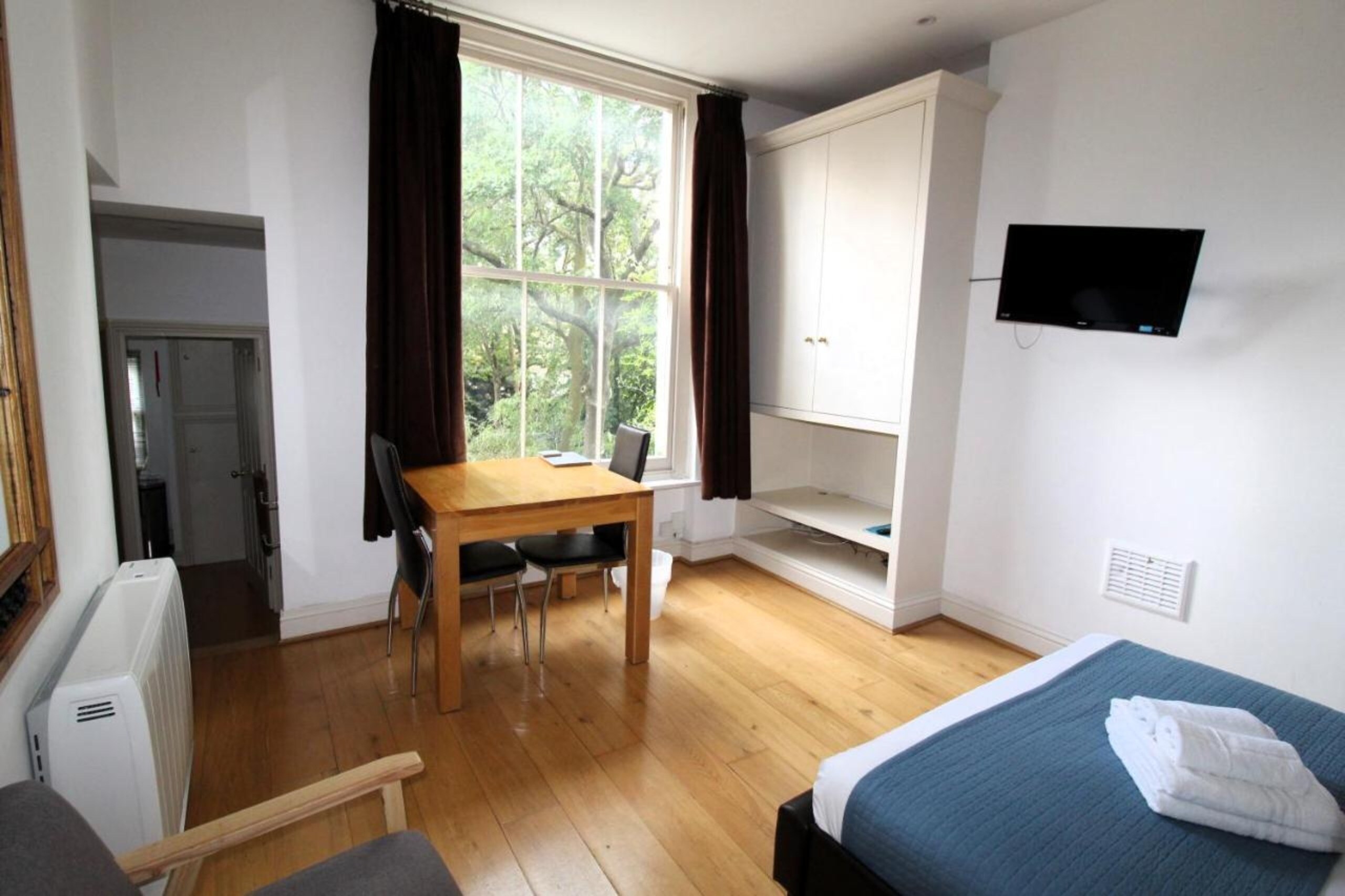 Longridge Viridian Apartment - Tap to explore photos