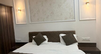 Kiwi Inn Hotel -Bhawarkuan Room Type - Deluxe Room