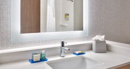 Holiday Inn Express & Suites Gainesville I-75 Room Type - 2 Queen Standard Comm Access