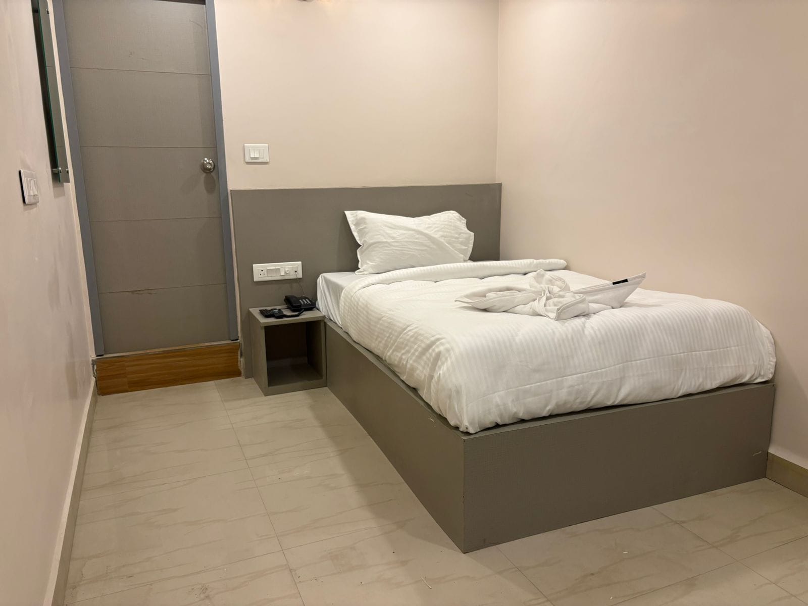 HOTEL ROYAL KING Near Express Avenue Mall, EA Chambers, Australian Consulate - Tap to explore photos