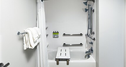 Holiday Inn Express & Suites DENTON - SANGER Room Type - 1 King Bed Mobil Accessible Tub
