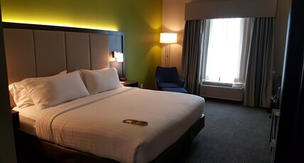 Holiday Inn Express & Suites Pearland, Texas Room Type - 1 King Bed Standard