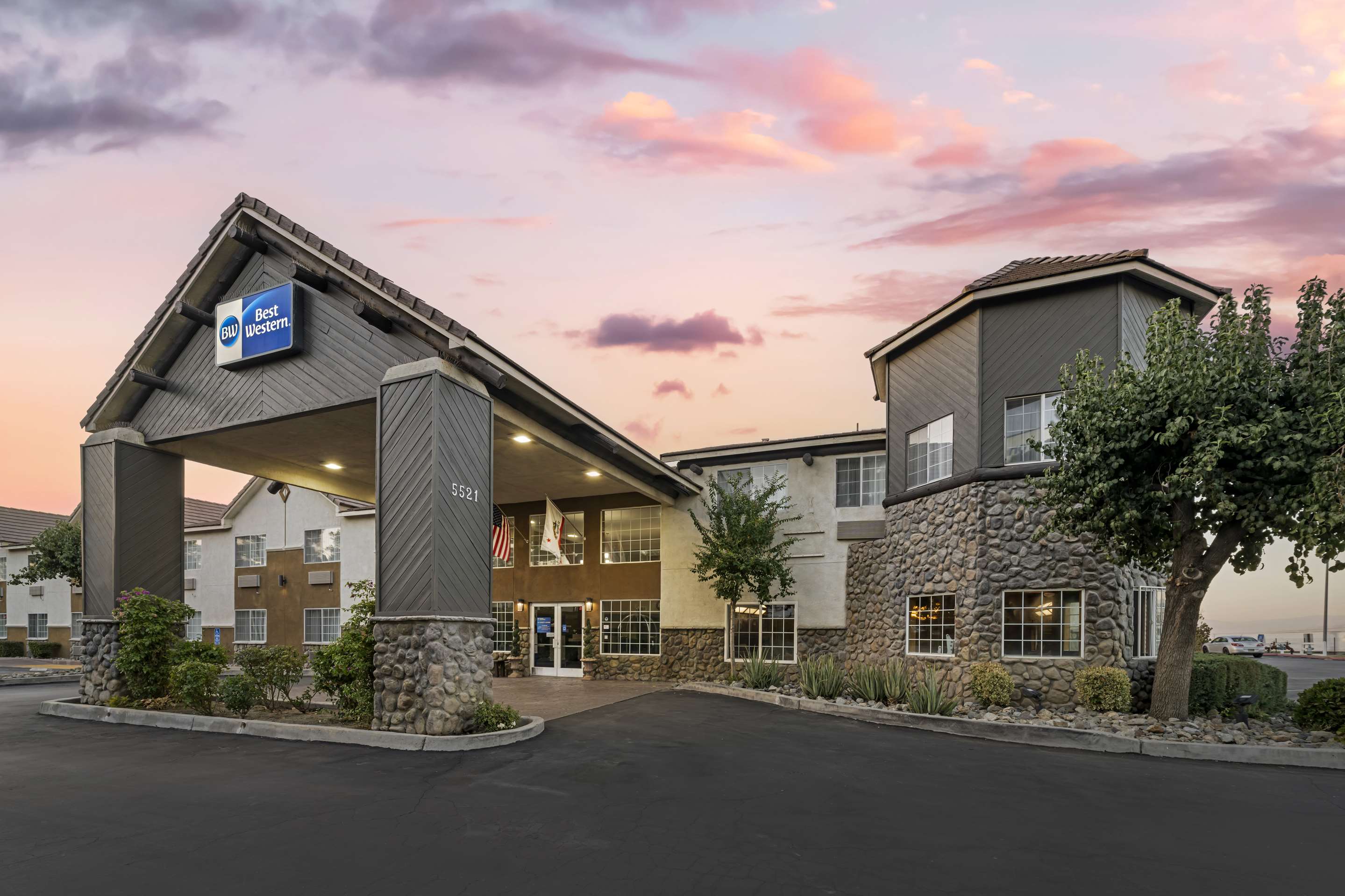 BEST WESTERN  LIBERTY INN - Tap to explore photos