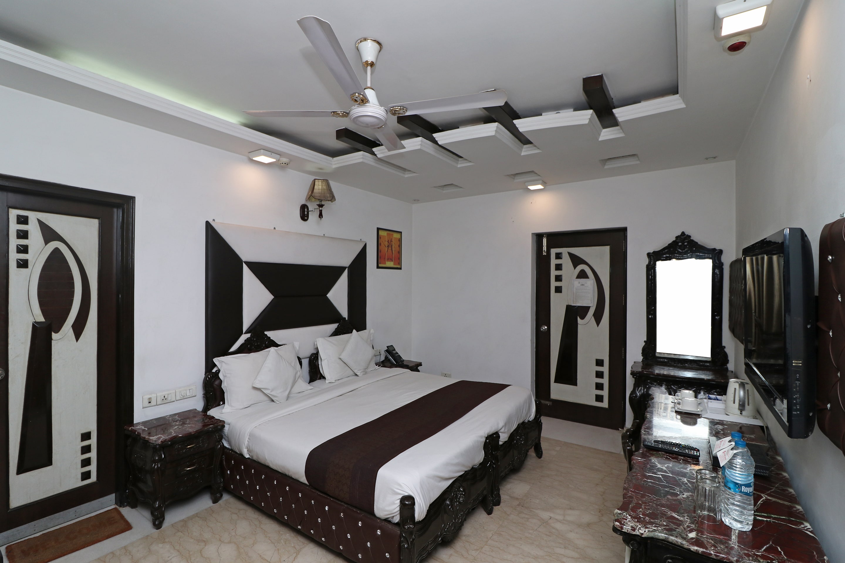 Hotel Baljeet Lodge - Tap to explore photos